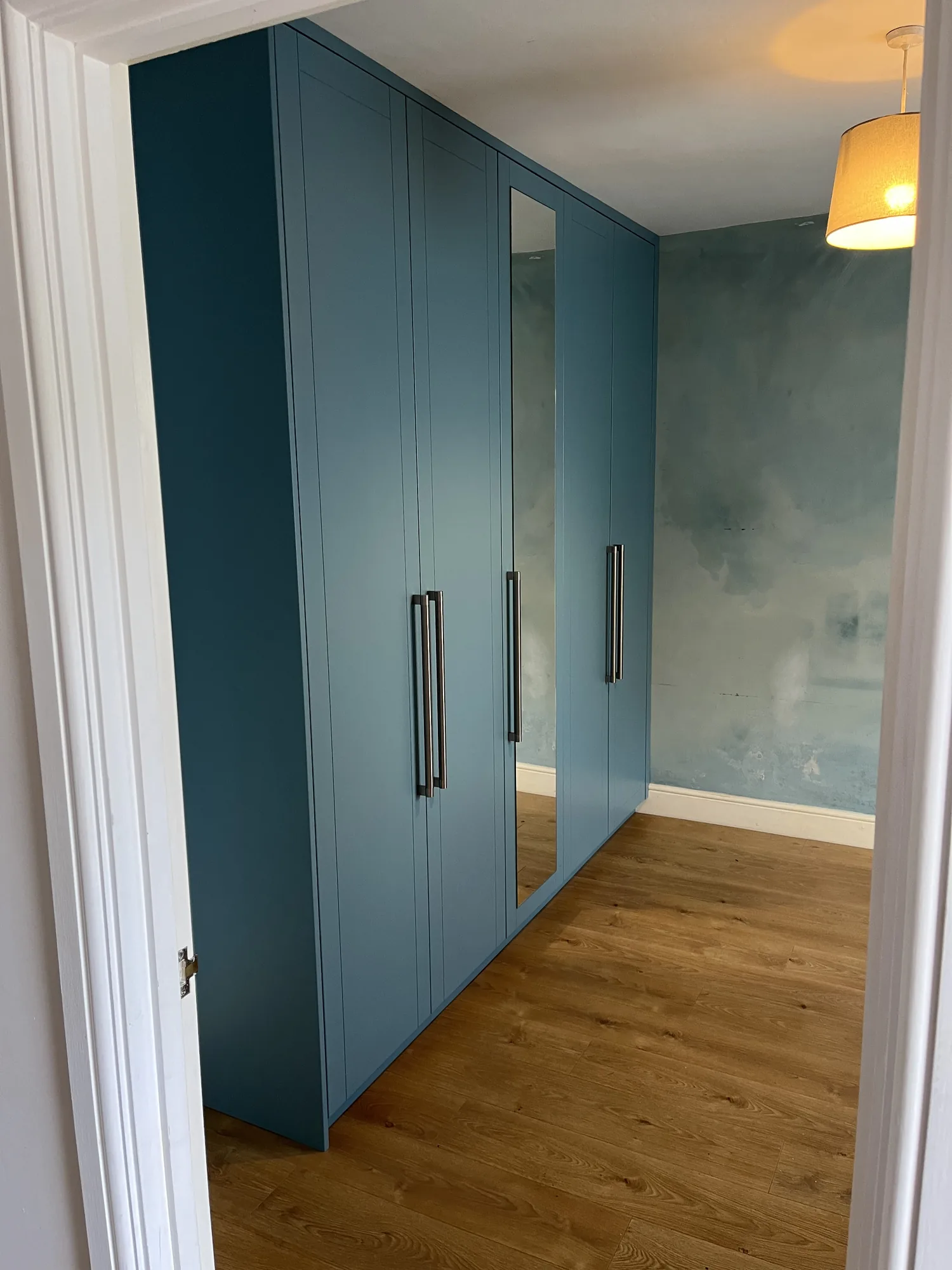 Made-to-measure wardrobes with slab doors and hidden handles